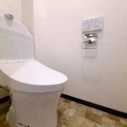 トイレ関係の設備も一新されています。もちろん温水洗浄機能付き便座です。気になる水周り関係は全て新しくなっていますので、気持ちよく新生活が始められます♪(内装)