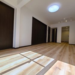 独立した縦長リビングダイニングは長い壁が家具配置しやすく部屋全体もすっきりします。大きく広がる開放的な窓から注がれる太陽光。陽当たり良く明るい雰囲気の食卓が演出できます。(居間)