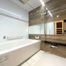 浴室乾燥機能付き。雨の日等には大活躍。浴槽は保温浴槽の為、5時間たっても2.5℃以内の湯温低下だけで押さえられます！(風呂)